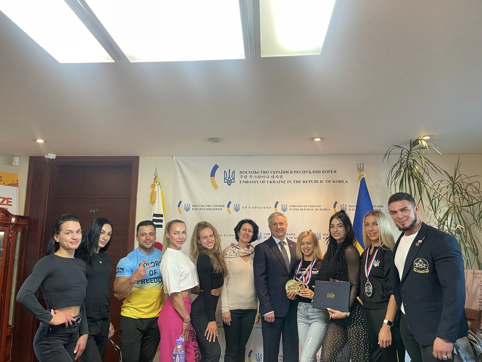 ПОСОЛ УКРАЇНИ В РЕСПУБЛІЦІ КОРЕЯ ДМИТРО ПОНОМАРЕНКО ЗУСТРІВСЯ ЗІ СПОРТСМЕНАМИ ЗБІРНОЇ КОМАНДИ УКРАЇНИ З БОДІБІЛДИНГУ