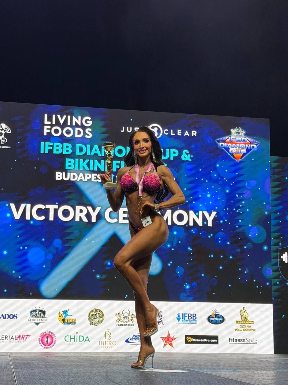 ОЛЕНА АНЗІНА - ПЕРЕМОЖНИЦЯ МІЖНАРОДНОГО ТУРНІРУ «2026 IFBB DIAMOND CUP BUDAPEST» У БІКІНІ ДО 164 СМ!